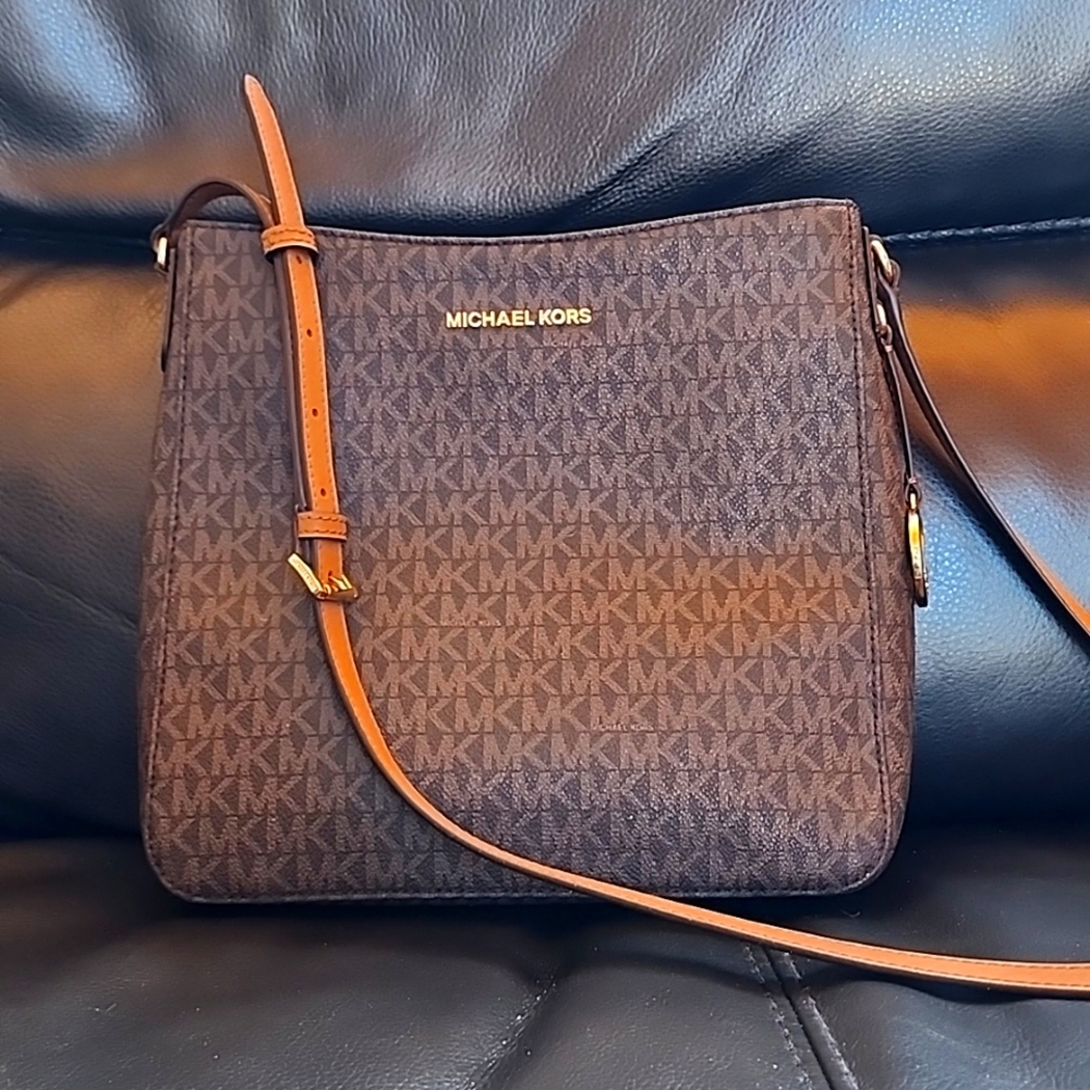 AUTHENTIC EUC MICHAEL KORS CROSSBODY EXCELLENT CONDITION!